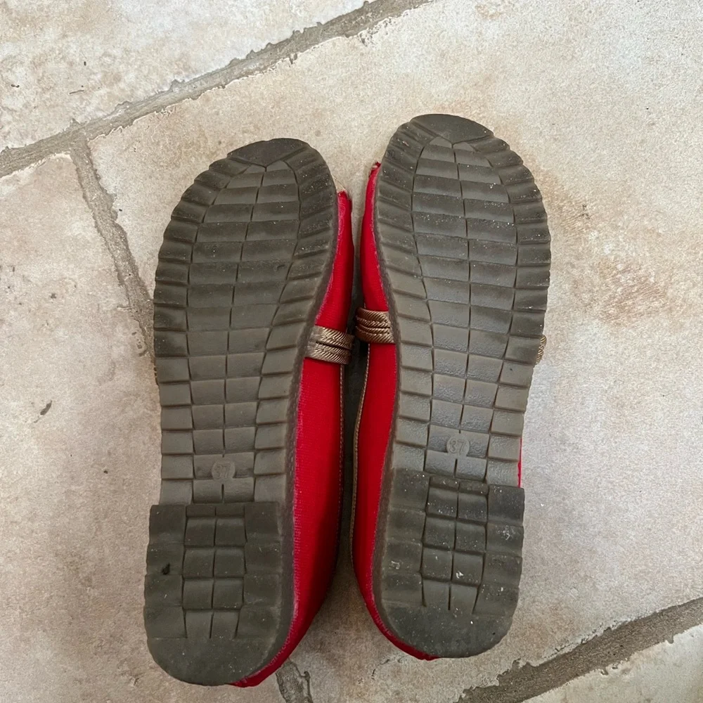 BOGO 💞 Embroidered Red Floral Women's Shoes - Picture 4 of 5